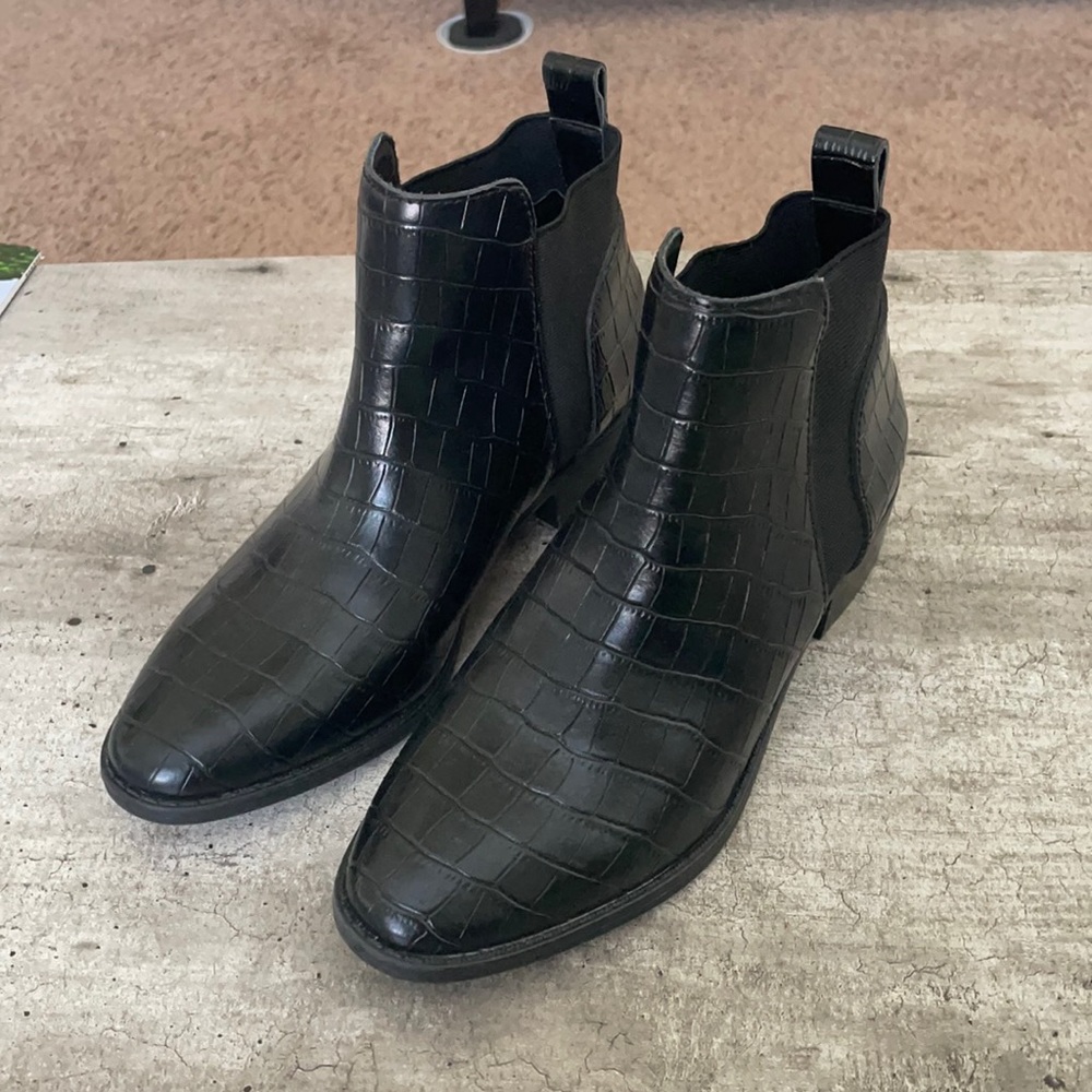 Size 6 Dolce Vita Black Chelsea Boot!